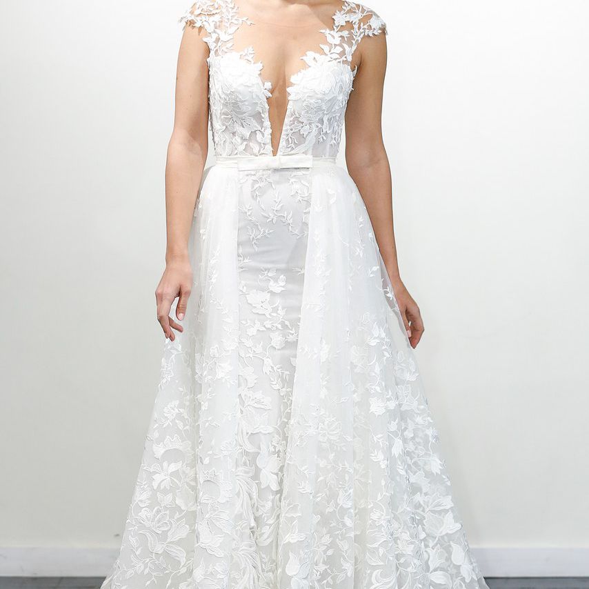 桂由美婚纱与切入V-领口