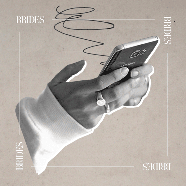 拿着电话的妇女