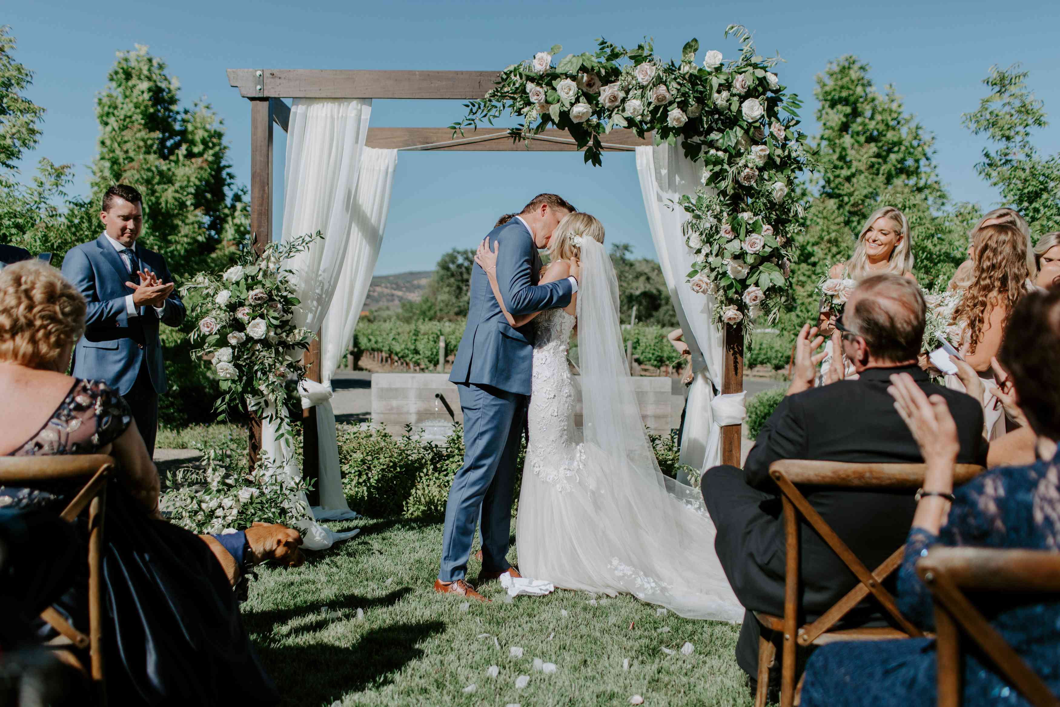 夫妇亲吻＂class=