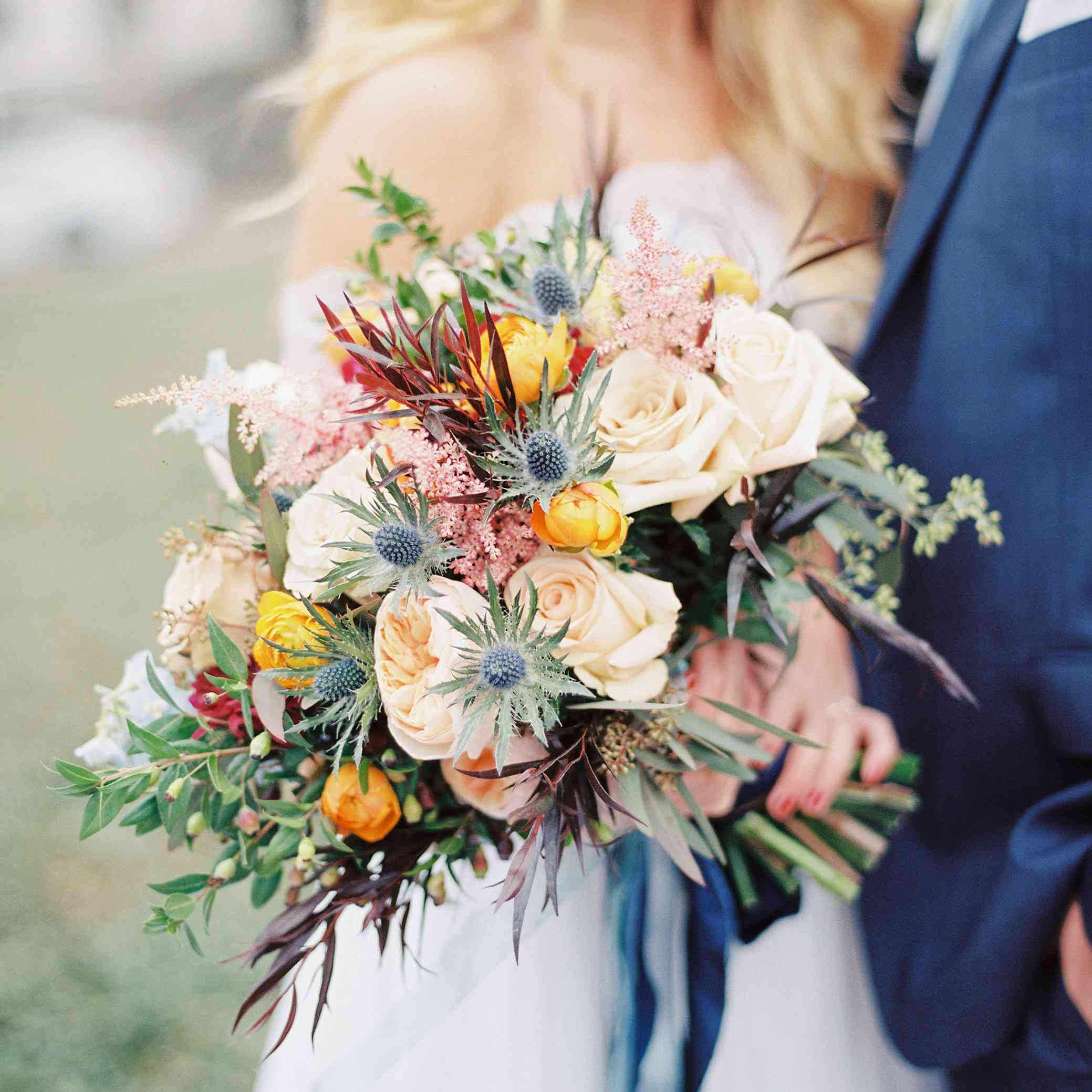 异想天开的萨凡纳婚礼，新娘手持有质感的花束