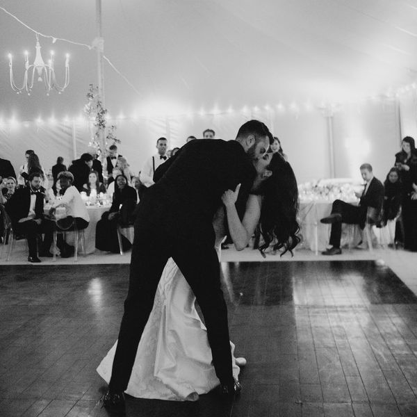 黑白照片，可以在第一次跳舞，新郎蘸新娘并亲吻她