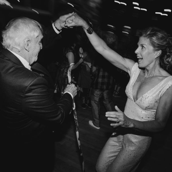 跳舞在婚礼的年长夫妇