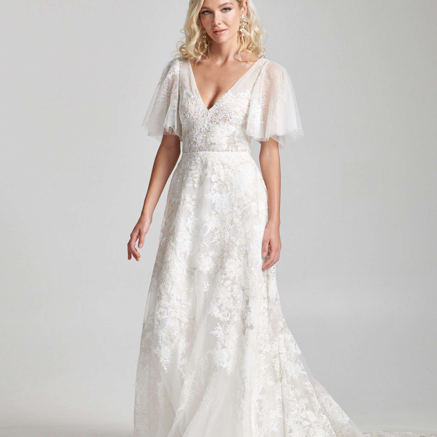 模特身穿短袖v领碎花婚纱