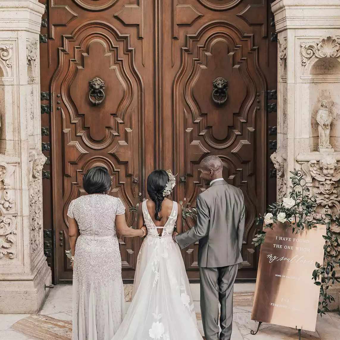 与标志的教堂门