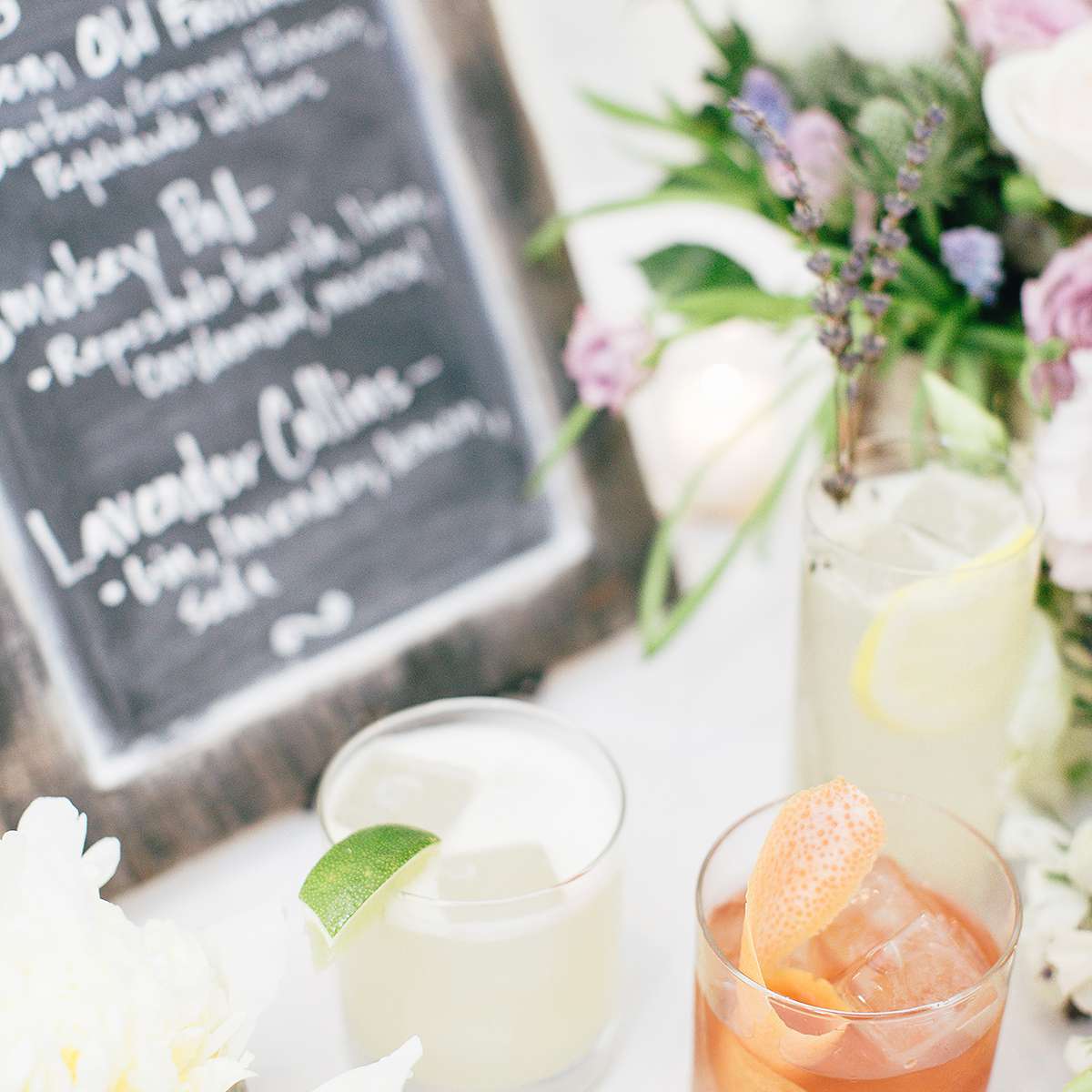 在黑板菜单前面的鸡尾酒