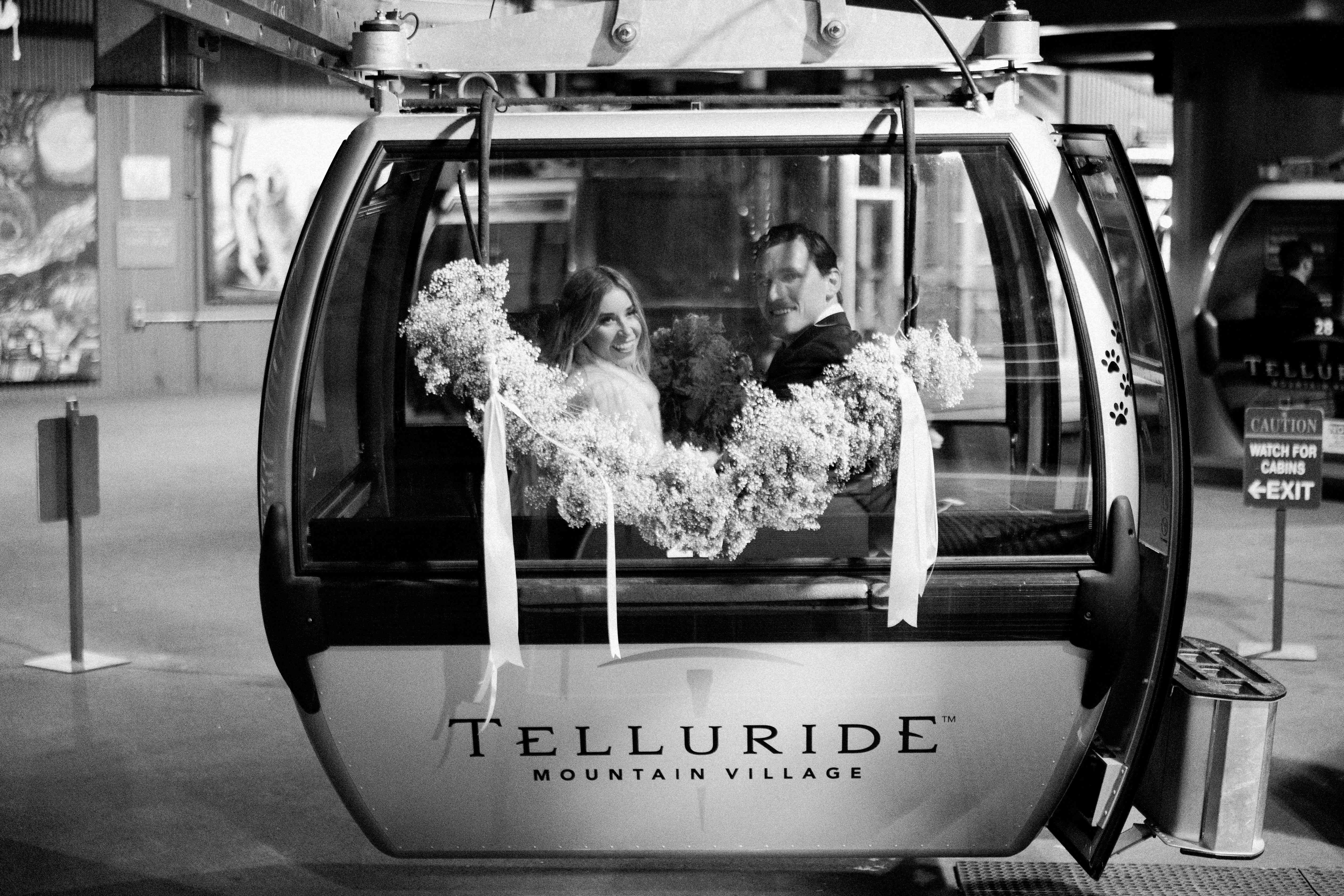 缆车退出新娘和新郎