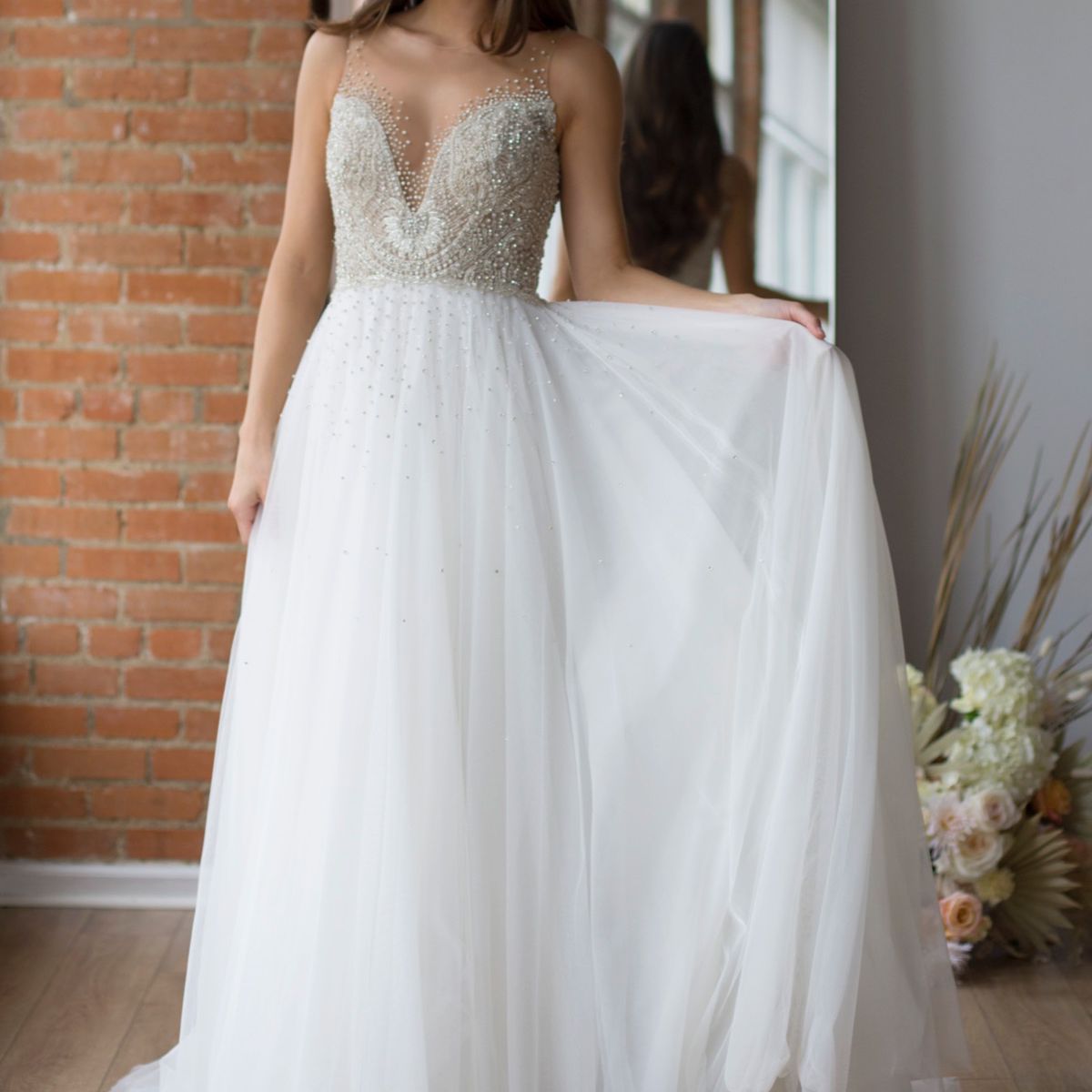 型号在一条线婚纱礼服，配有串珠胸衣和软净裙子