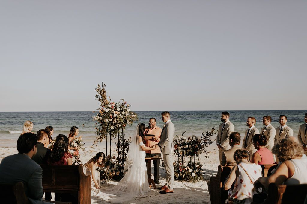 凯蒂和达斯汀在海滩结婚