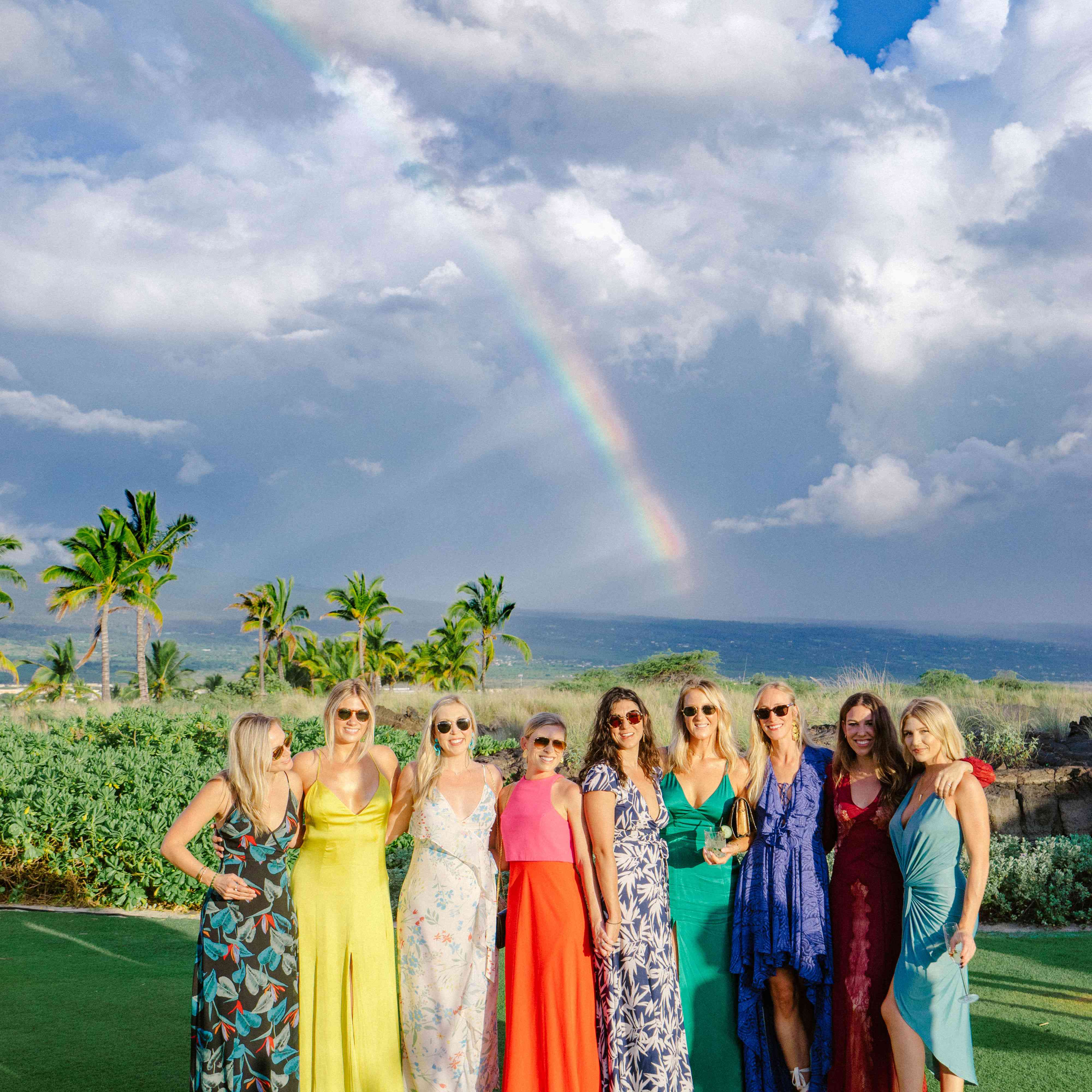 婚礼客人在彩虹前面姿势