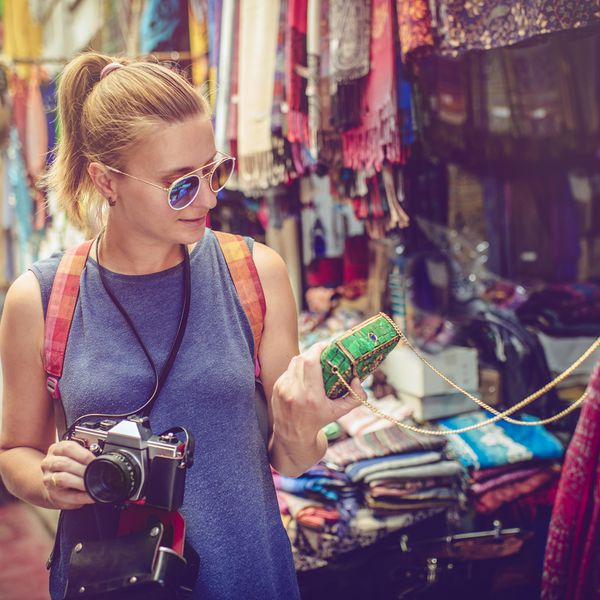 女子旅游时发现纪念品市场