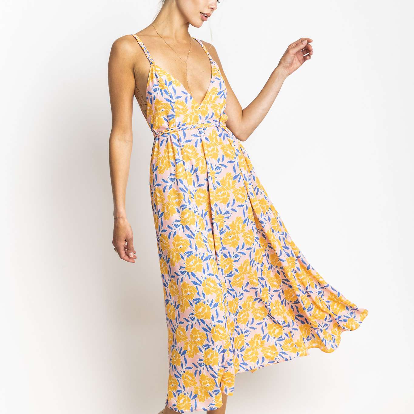 型号在花卉midi连衣裙