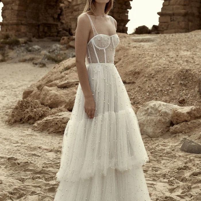 “凯莉”礼服由达纳·哈雷尔的海滩婚礼