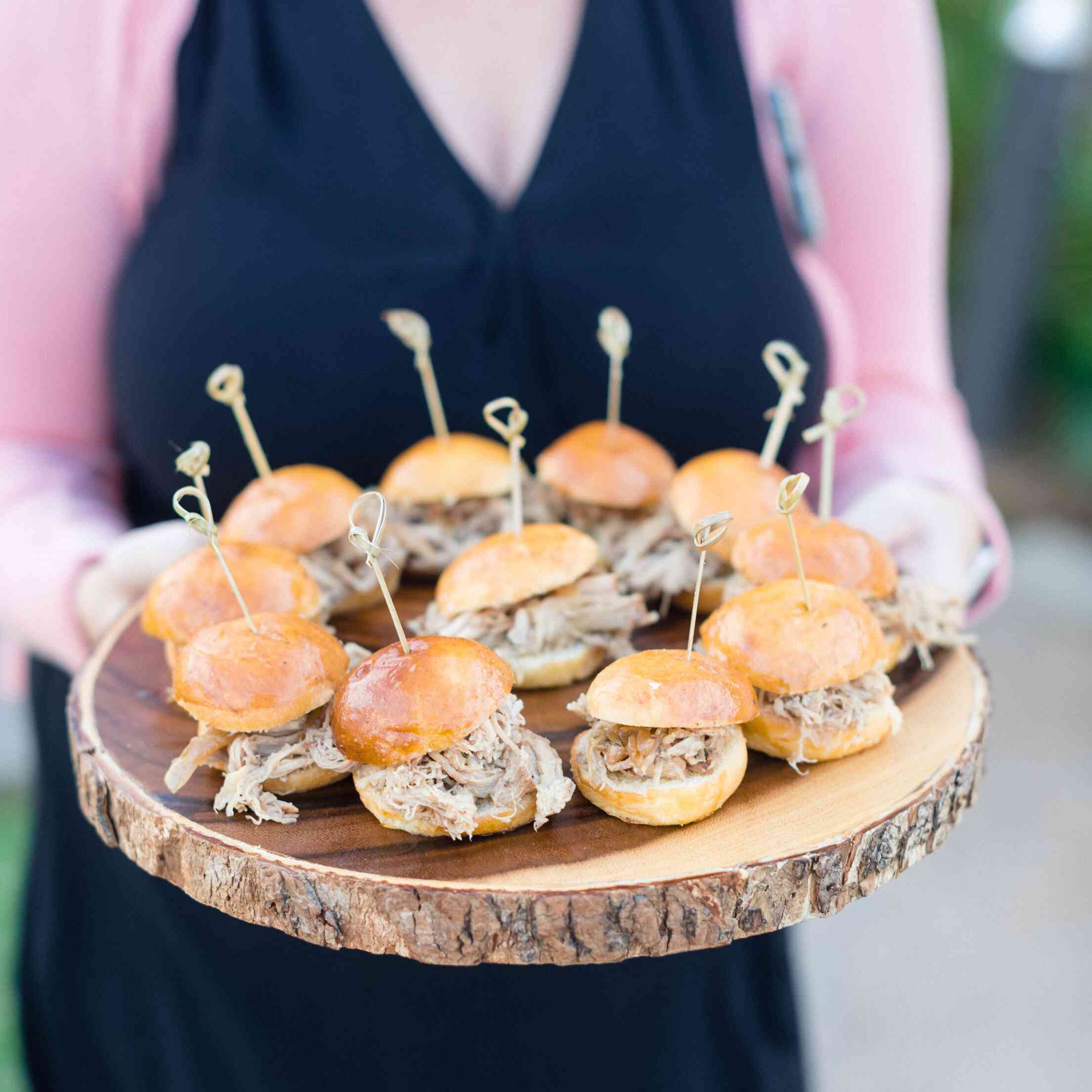 女人保持拉猪肉滑块
