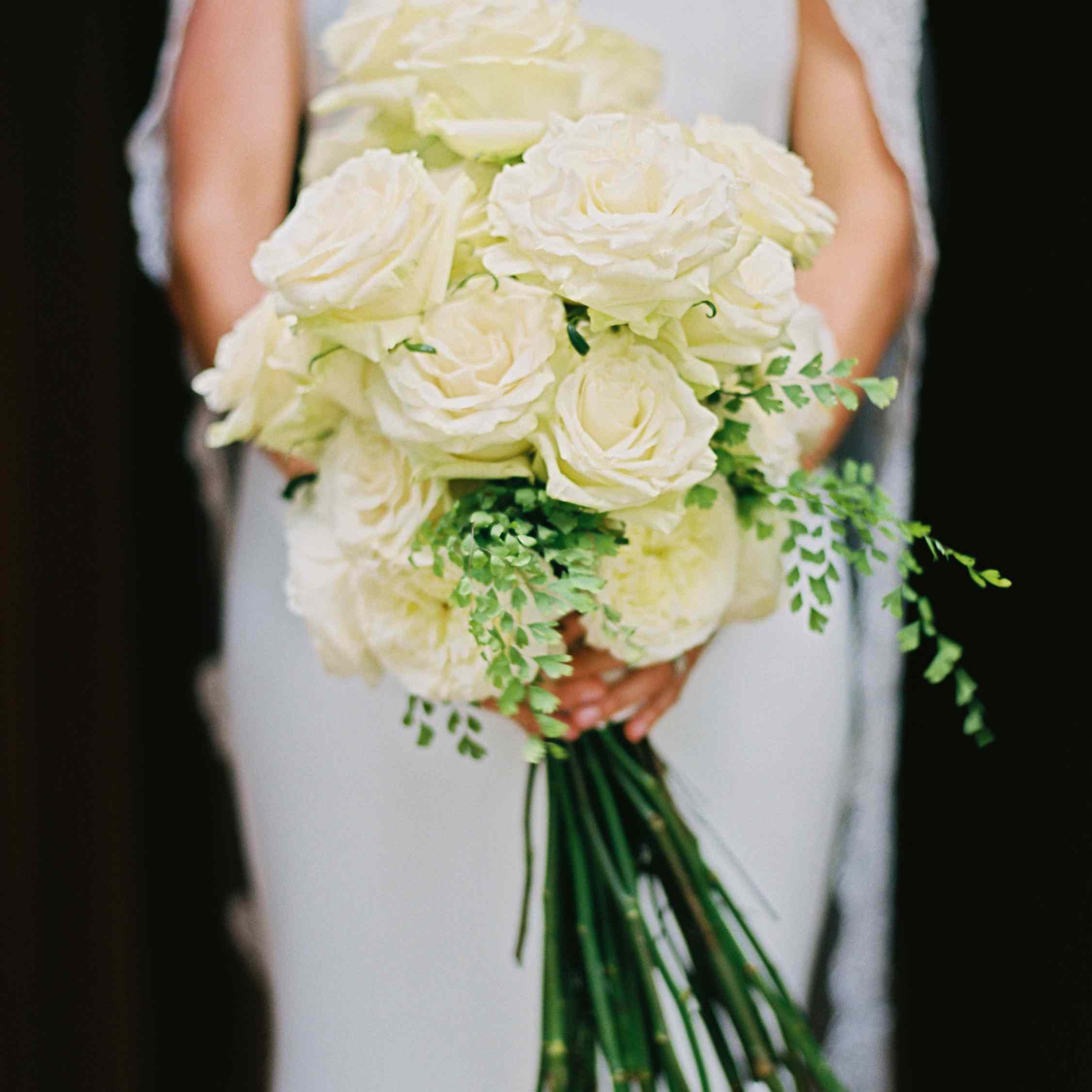 柔软的白色长茎玫瑰花束