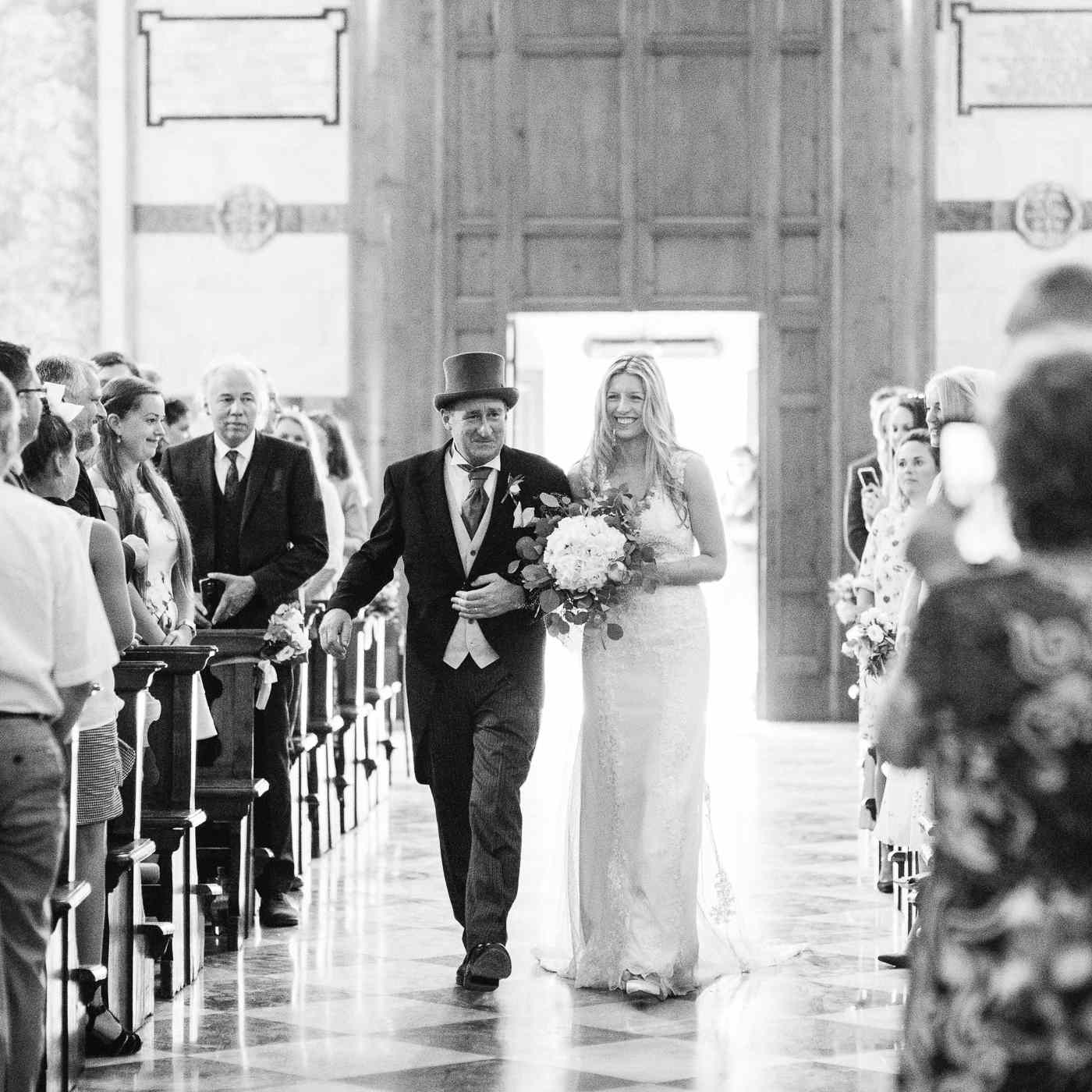 新娘和爸爸走在过道