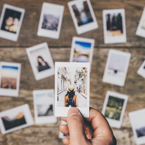 即时相机在桌上打印