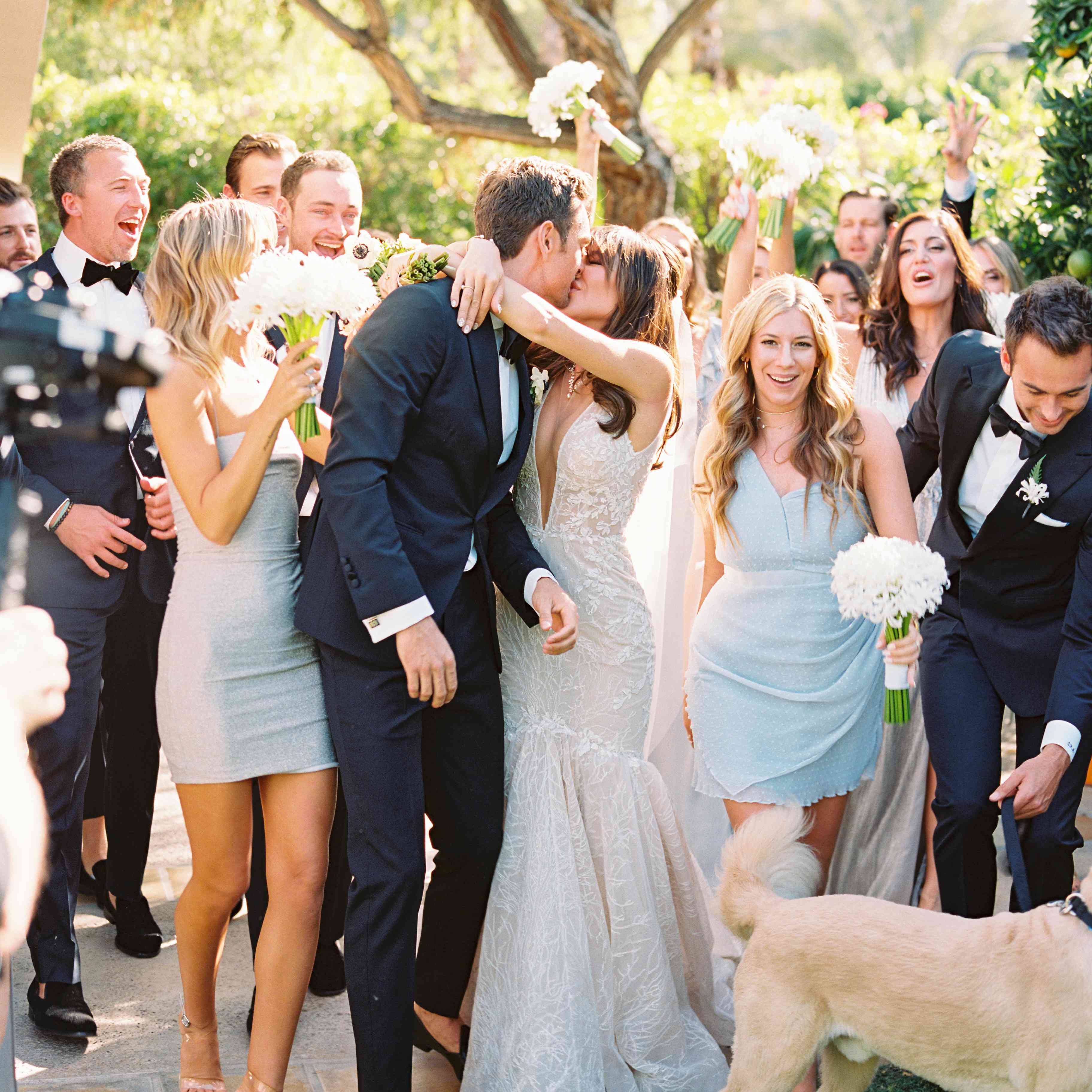 新娘和新郎接吻