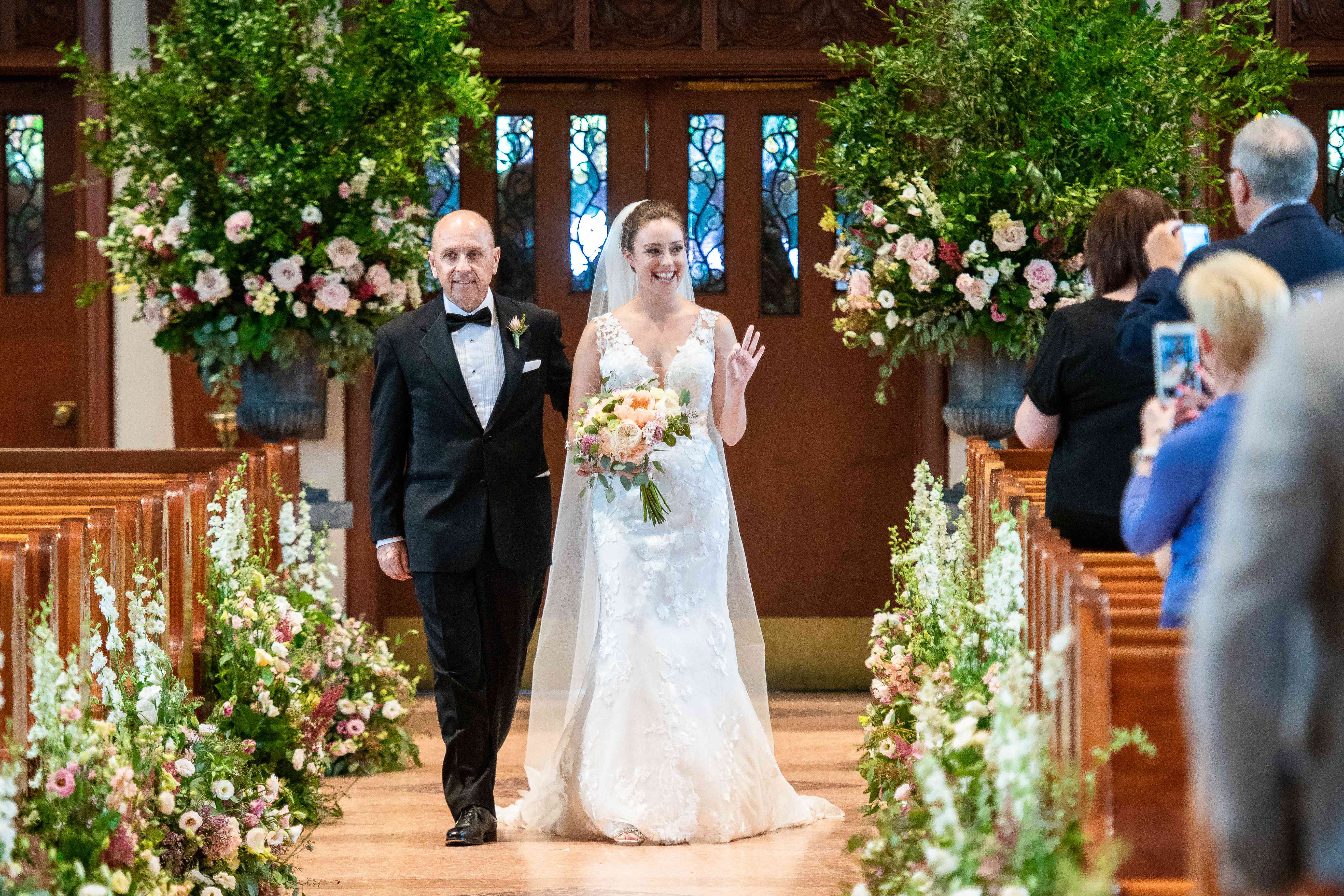 <p新娘和新娘的父亲走过红毯</p