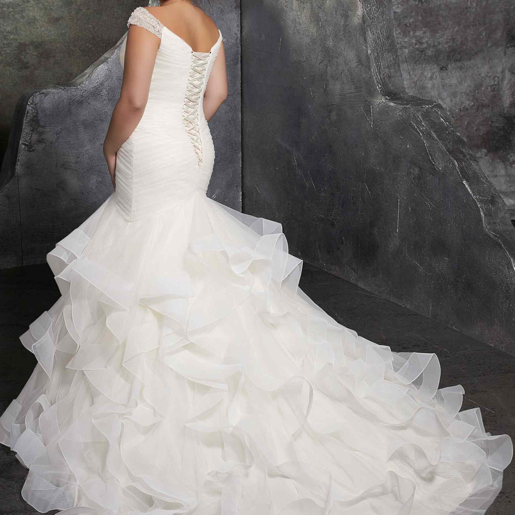 加上肩膀上的尺寸模型，带紧身胸衣背部和荷叶边的薄纱裙