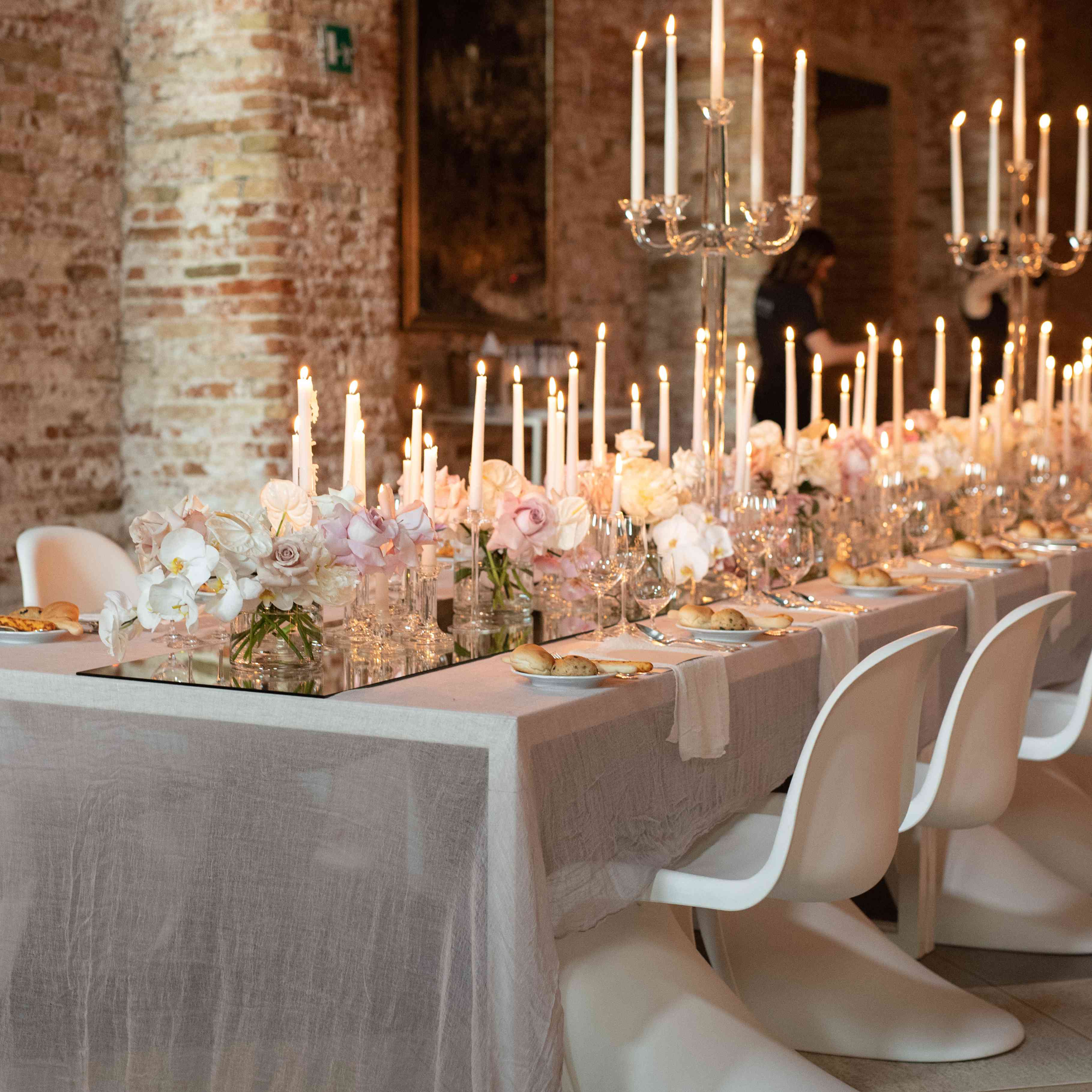 现代威尼斯婚礼，白色接待座椅