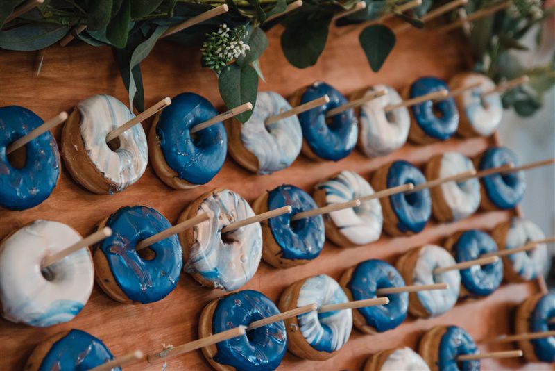 蓝色漩涡冰的甜甜圈婚礼