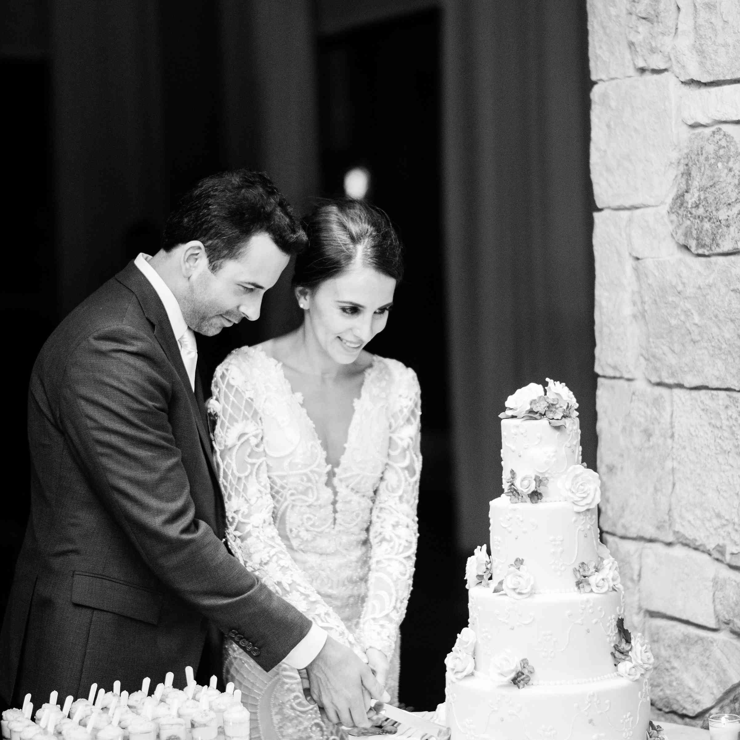 新娘和新郎切割蛋糕