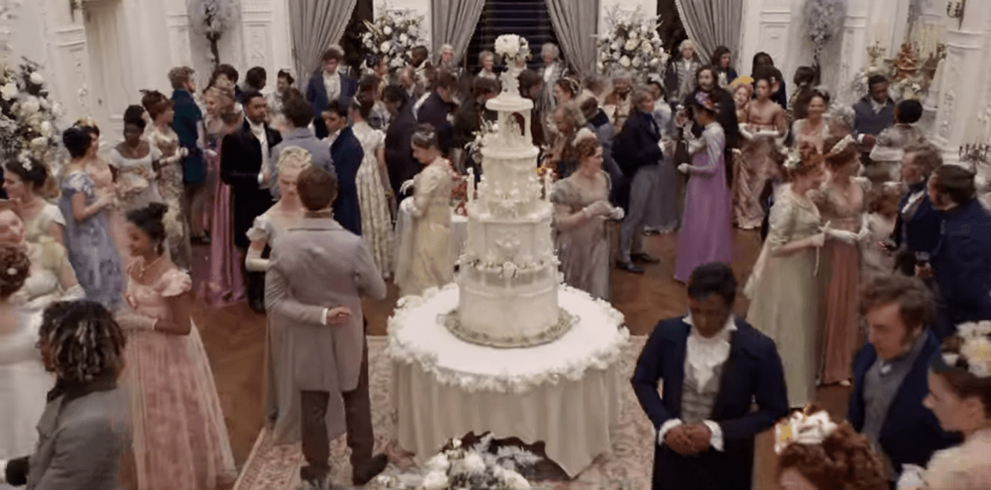 一个拥挤的房间里有4.5英尺高的婚礼蛋糕焦点