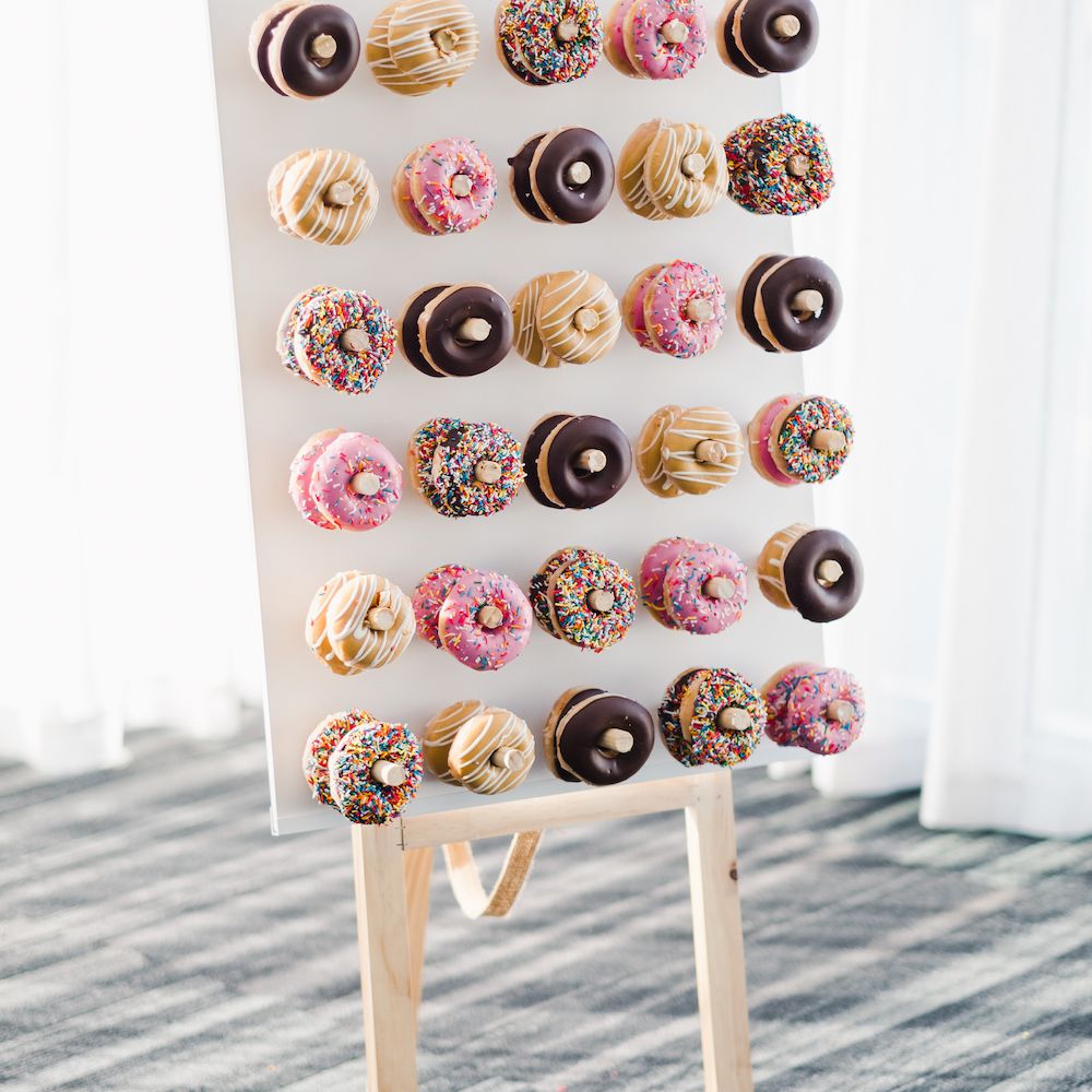 甜甜圈墙，配有洒冰和涂层的甜甜圈