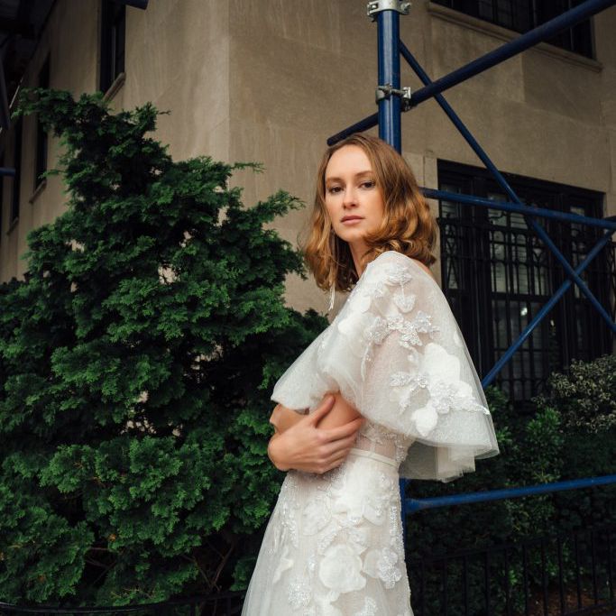 与花卉图案和装饰的珍珠和匹配capelet薄纱礼服型号