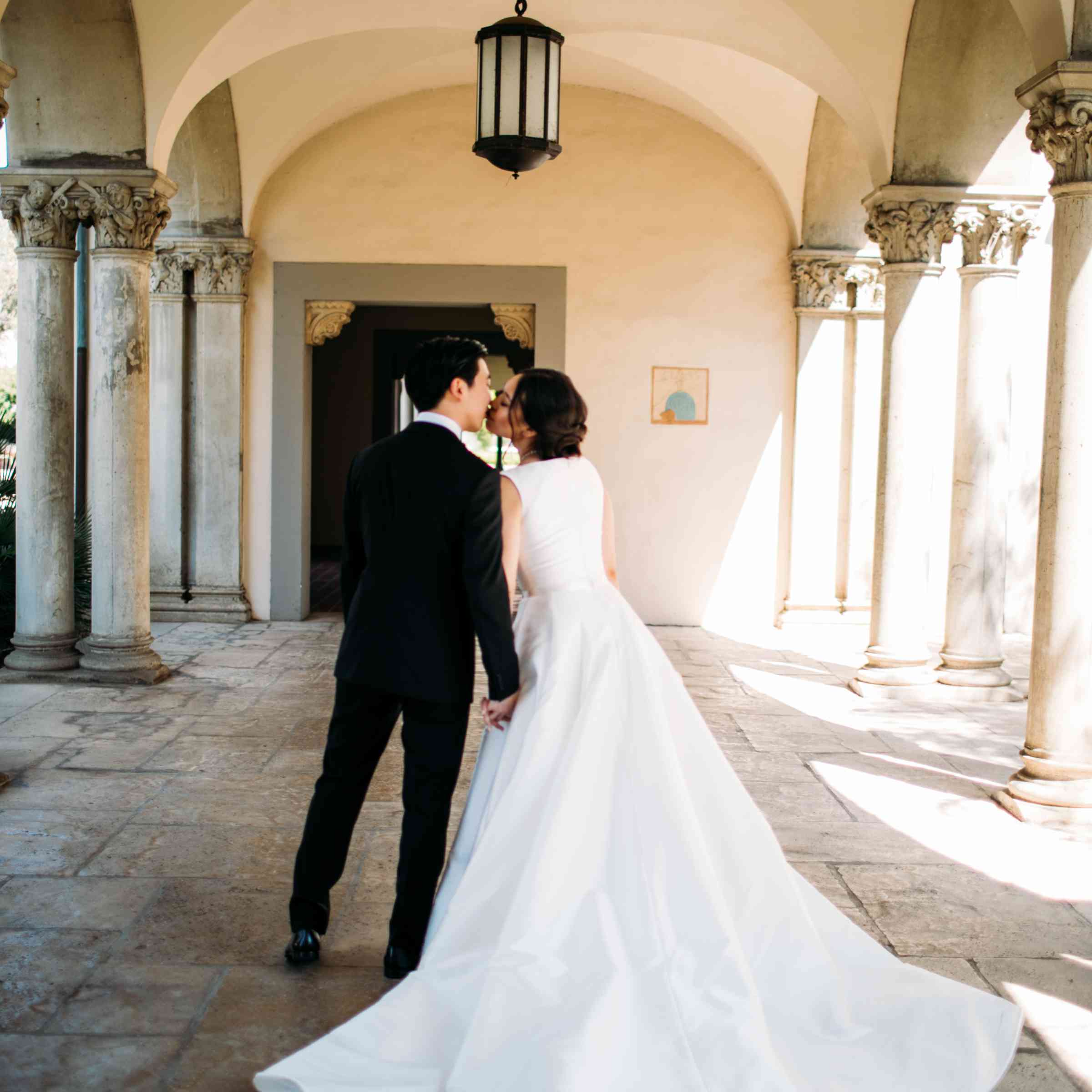 新娘和新郎接吻