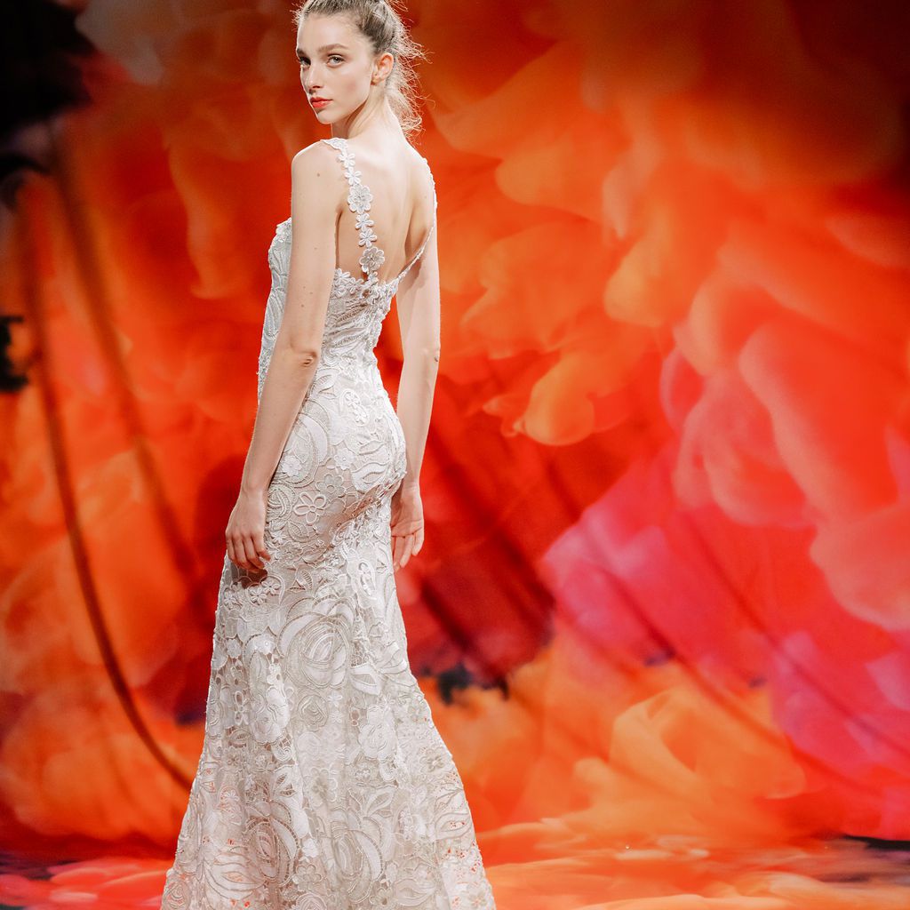 模特在整个蕾丝婚纱