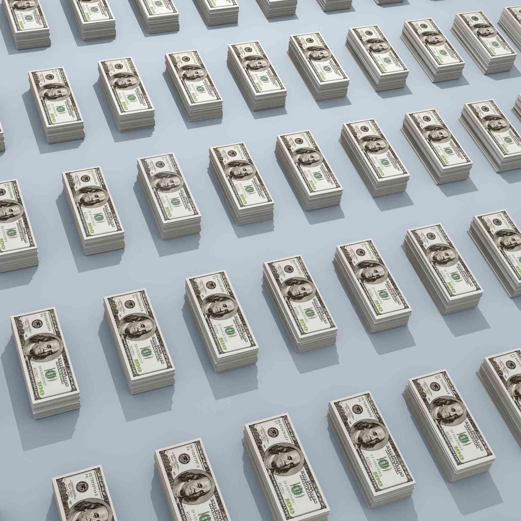 100张美元的钞票堆栈