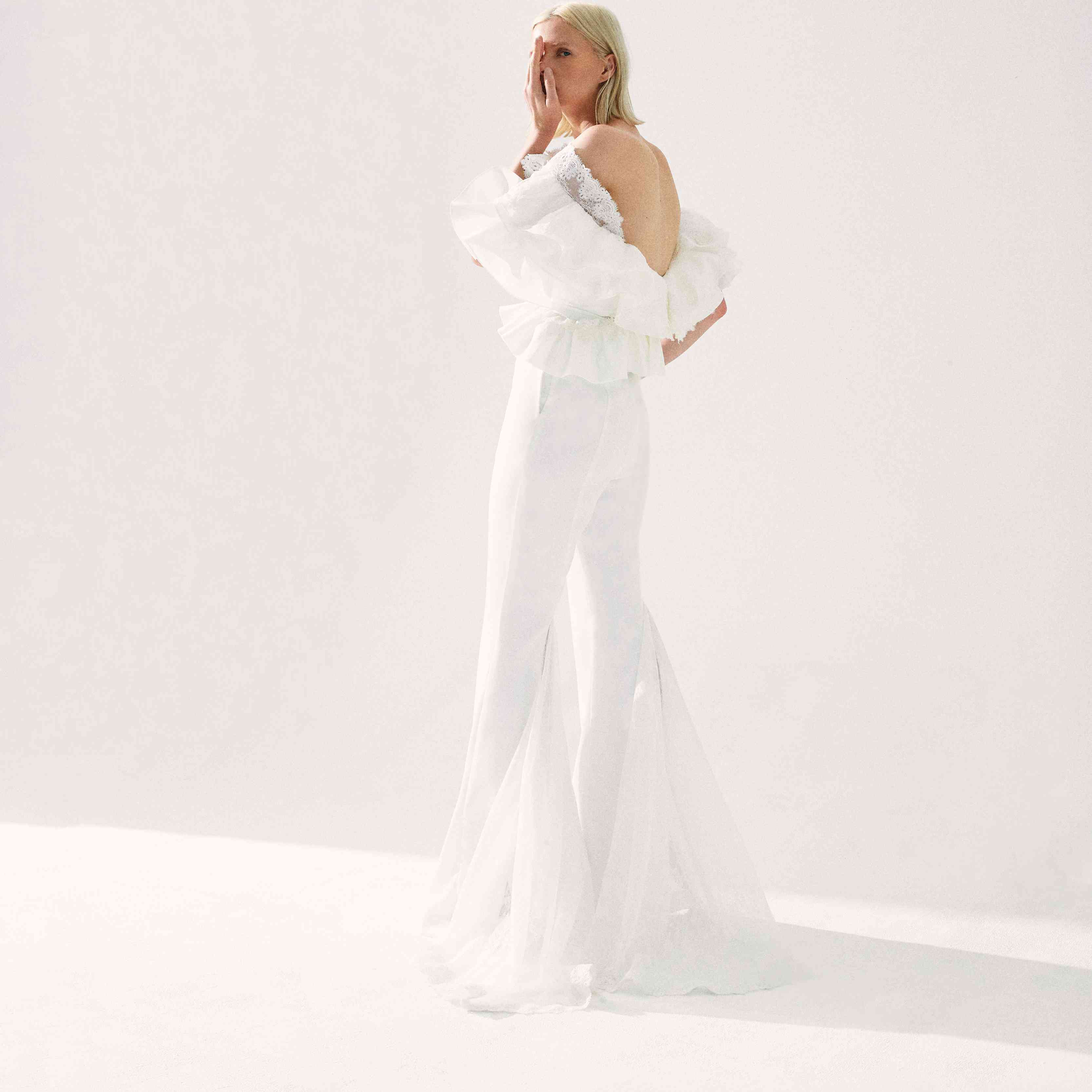 模特穿着露肩褶边阔腿裤套装