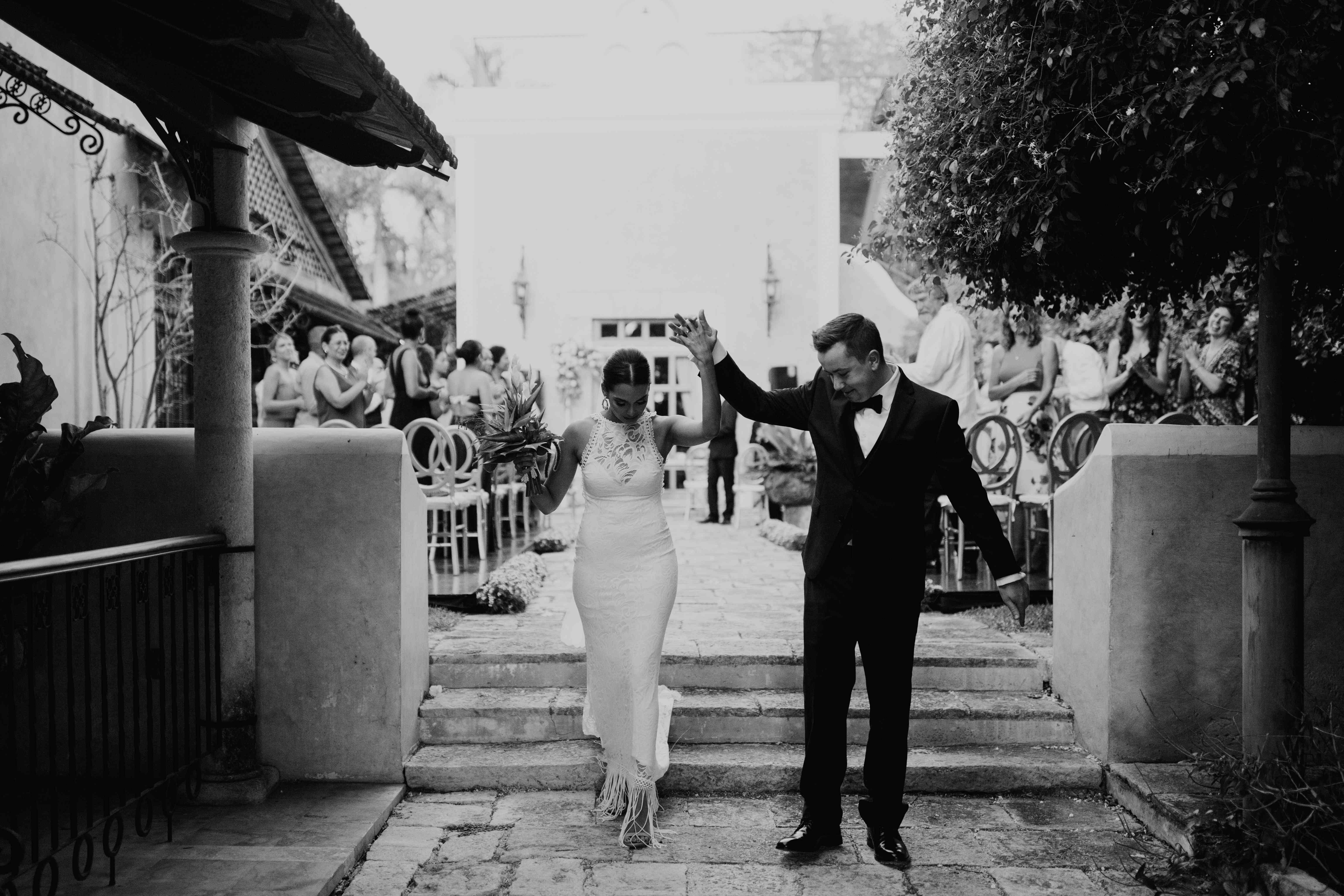 新娘和新郎离开他们的仪式