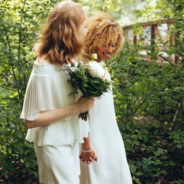 在他们的婚礼之日的美好的夫妇