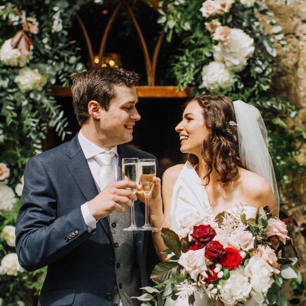 新娘和新郎无比香槟酒杯