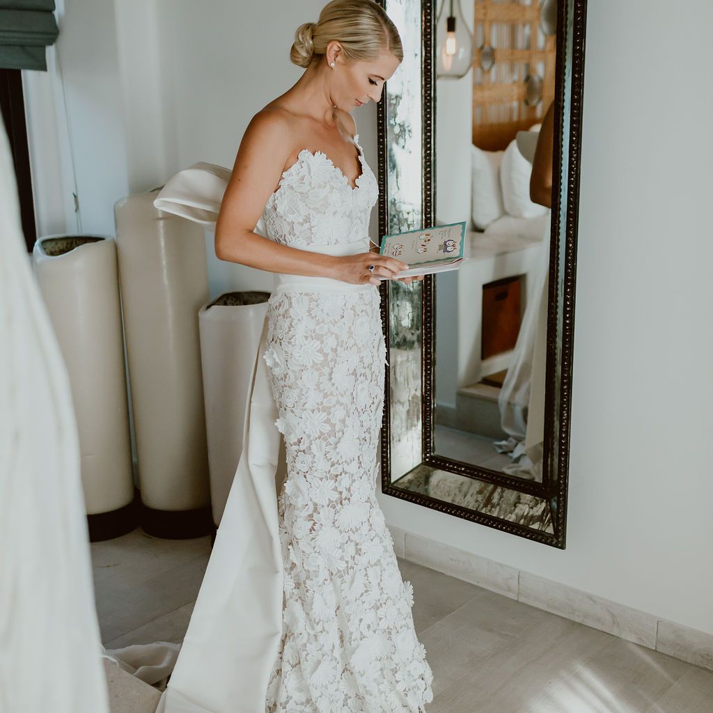 新娘穿着婚纱礼服