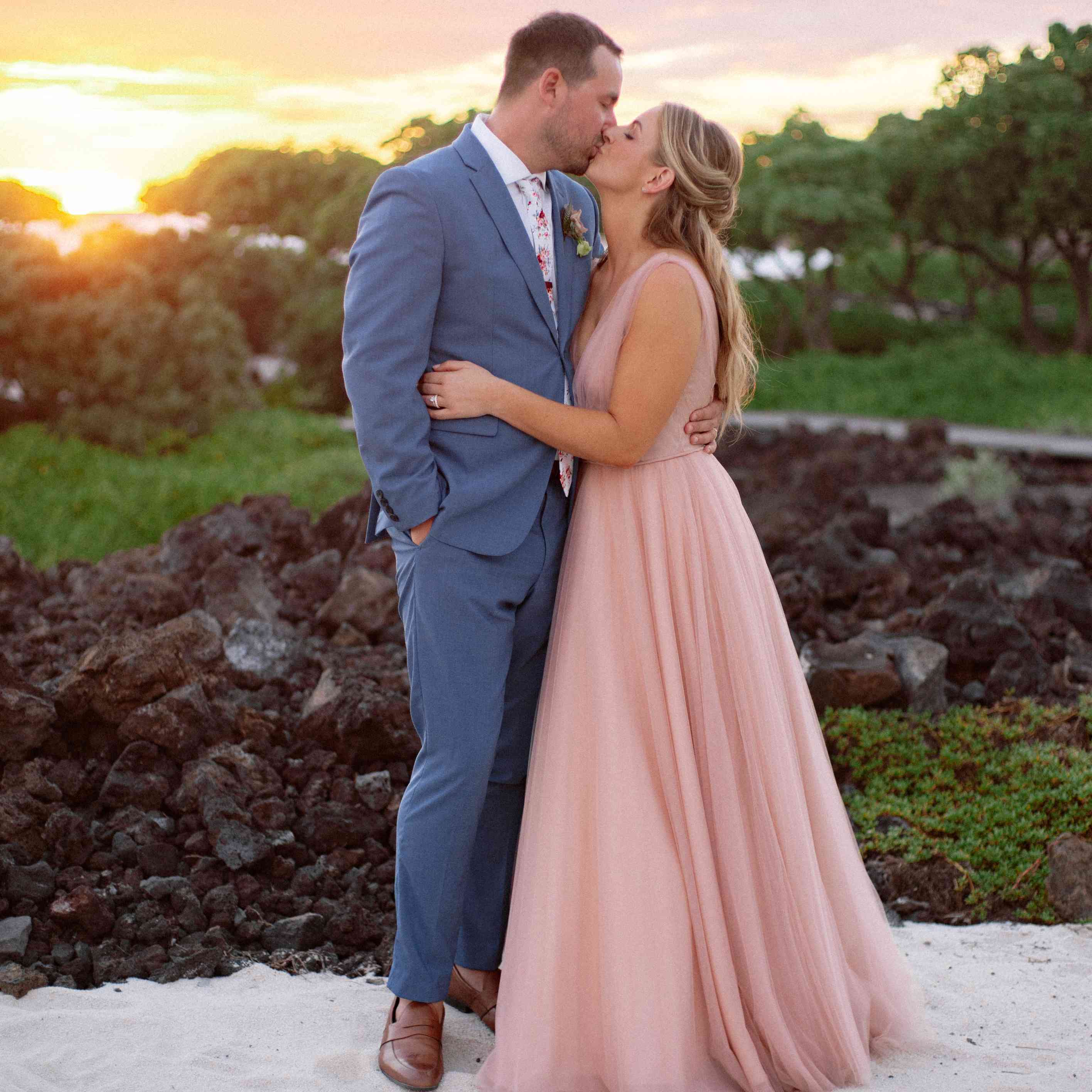 这对夫妇在日落时亲吻