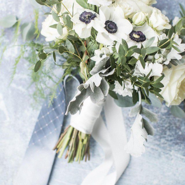 系着蓝色领带的白色花束