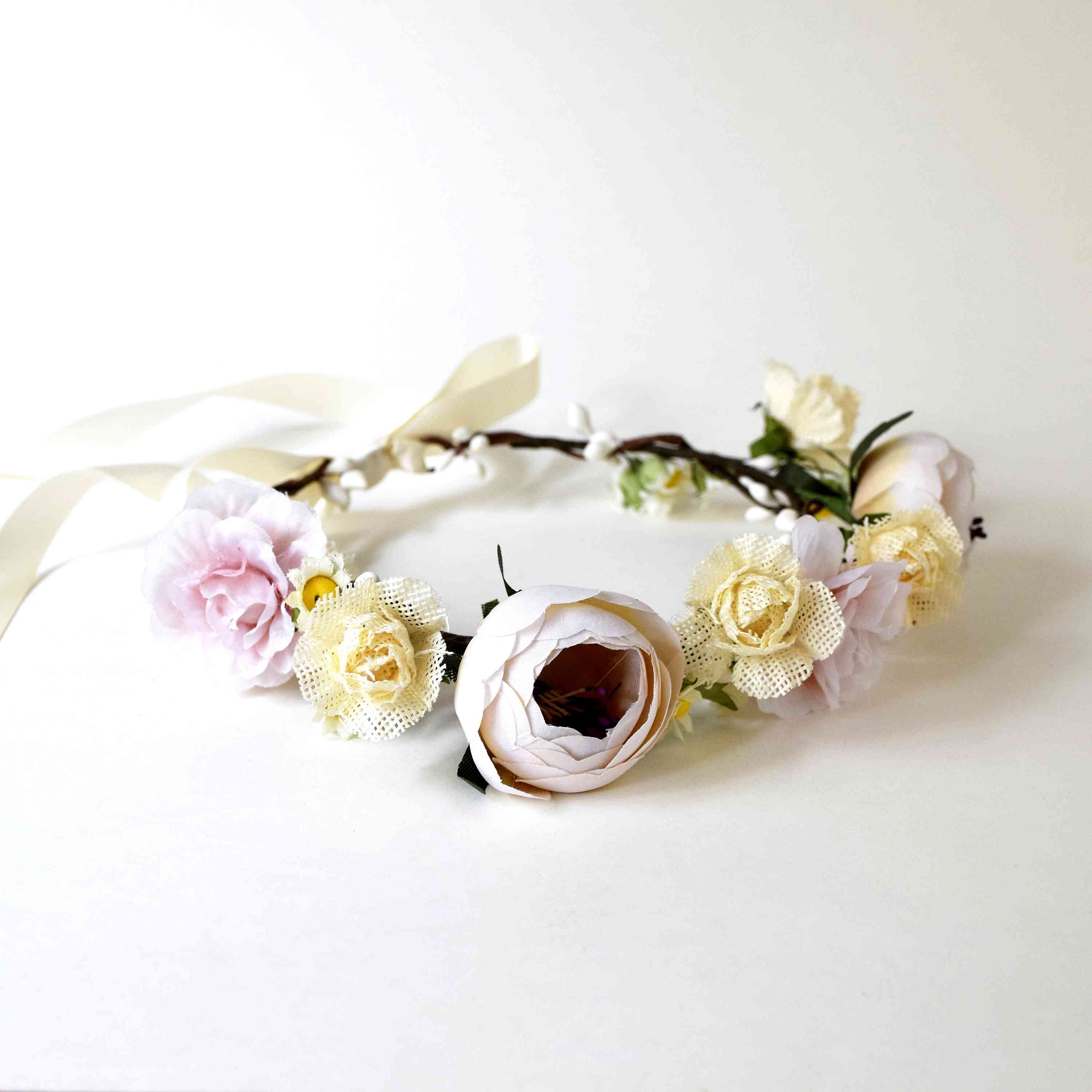 粉红色和黄色的花冠