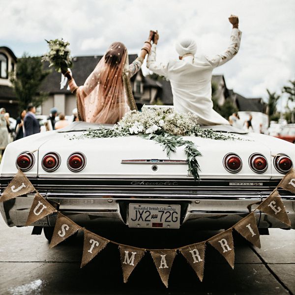 在Getaway汽车的新婚夫妇