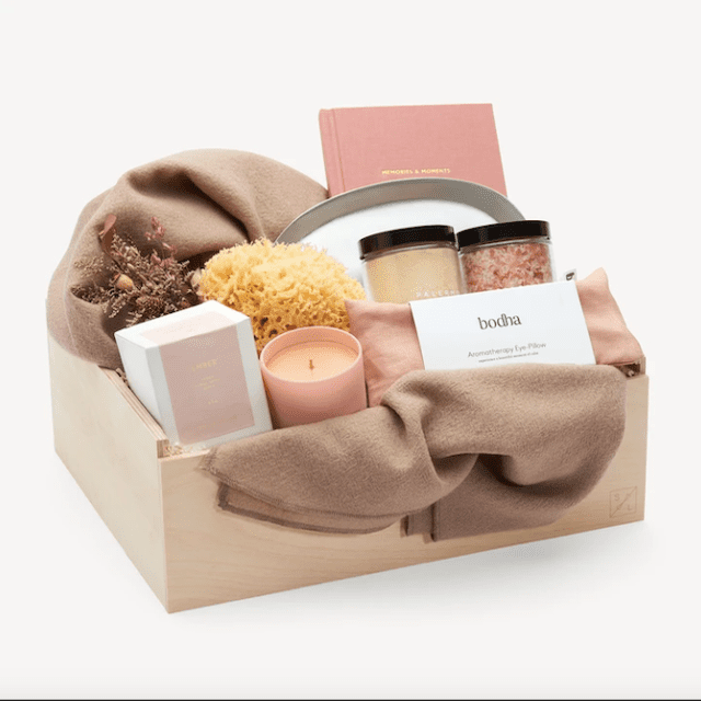 宅度假的终极礼品盒在腮红