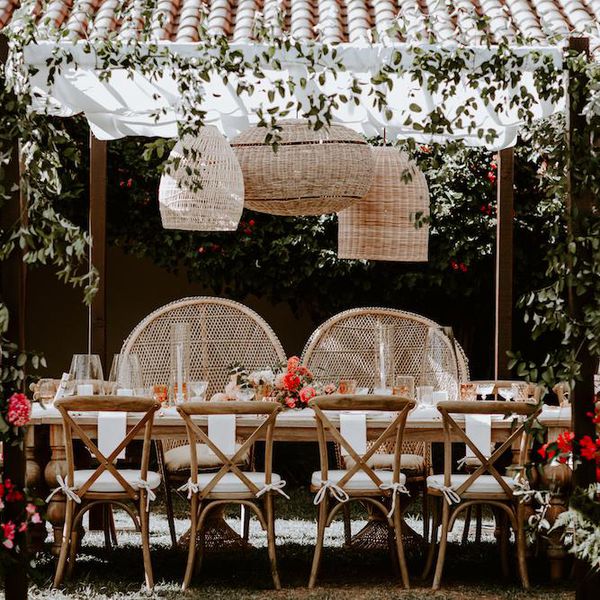 藤灯笼上面挂着户外表