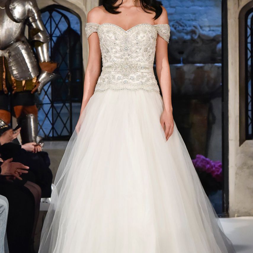 Oleg Cassini露肩婚纱