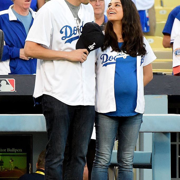 2016年10月19日，在加州洛杉矶的道奇体育场，在全美联盟冠军赛第四场对阵芝加哥小熊队之前，阿什顿·库彻和妻子米拉·库妮丝宣布了洛杉矶道奇队的首发阵容。