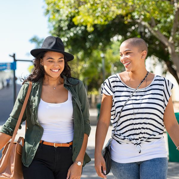 两个女人一起走在街上