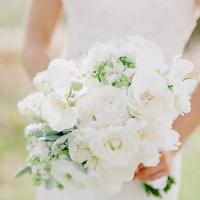 白色婚纱与花束甜豌豆