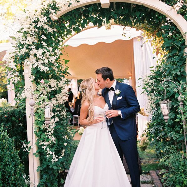 新娘和新郎在花冠下接吻。