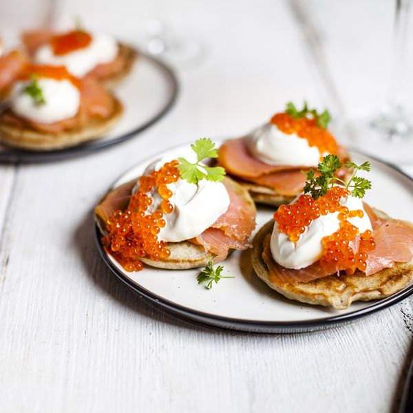 俄罗斯风格blini用三文鱼，酸奶油和鳟鱼獐鹿