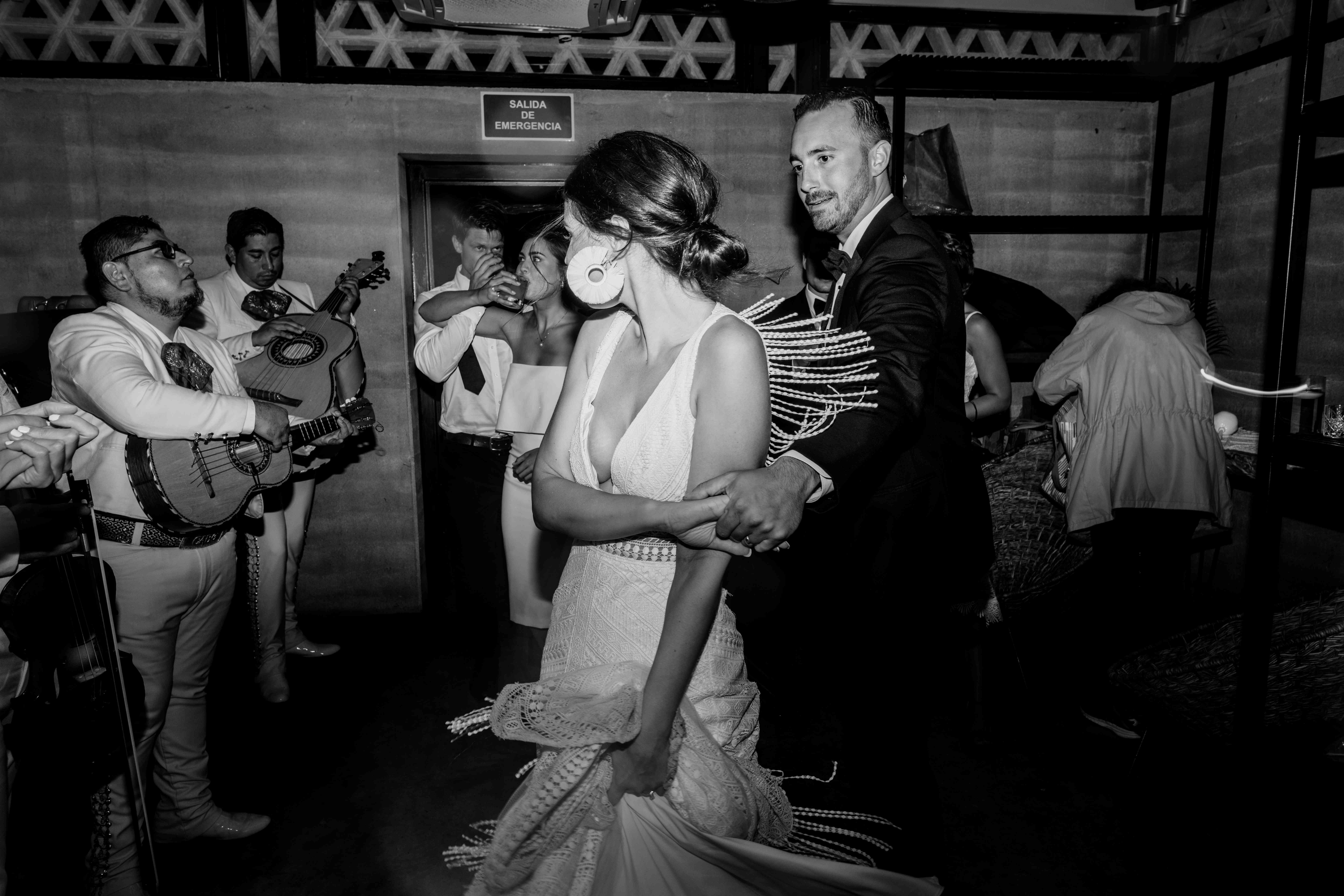 新娘与马里亚奇乐队共舞